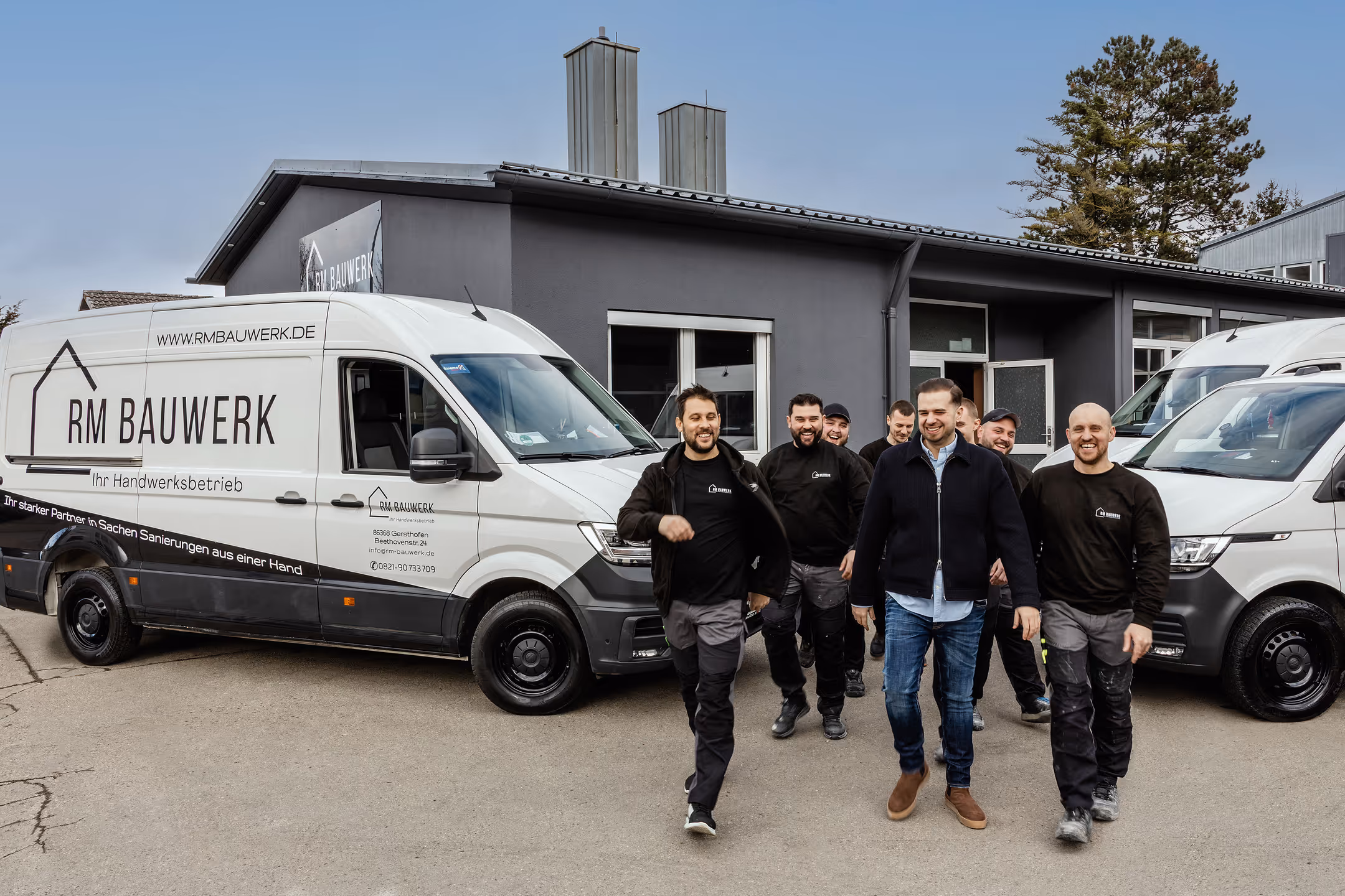 Team RM-Bauwerk mit Inhaber Marko Radovic und Firmen-Sprinter in Gersthofen
