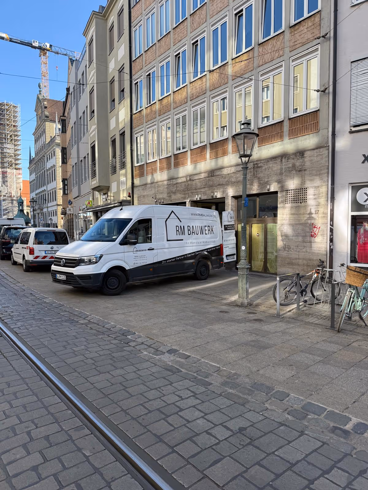 RM-Bauwerk Einsatzfahrzeug unterwegs zu einem Sanierungsprojekt