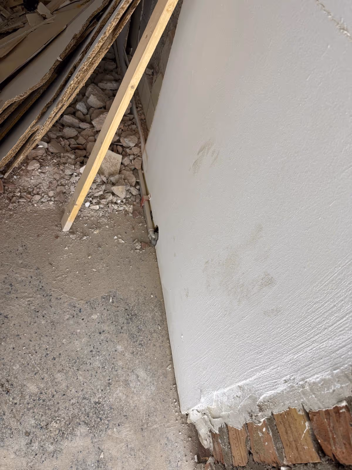 Freigelegter Wandfuß mit altem Bodenaufbau während einer Altbausanierung von RM-Bauwerk in Augsburg