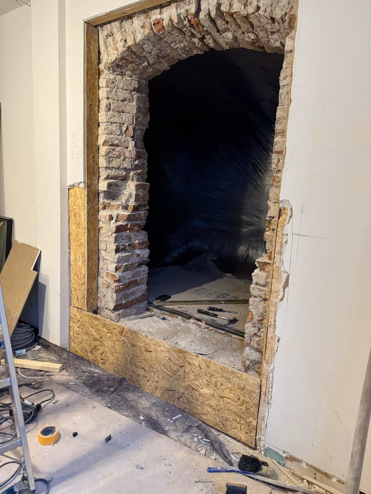 Freigelegter Ziegelbogen in einer Wandöffnung beim Garagenausbau in Augsburg