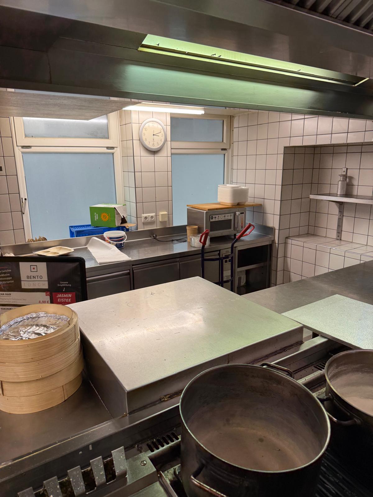 Küchenbereich mit alten Geräten vor dem Umbau zum Goldies Smashburger in München