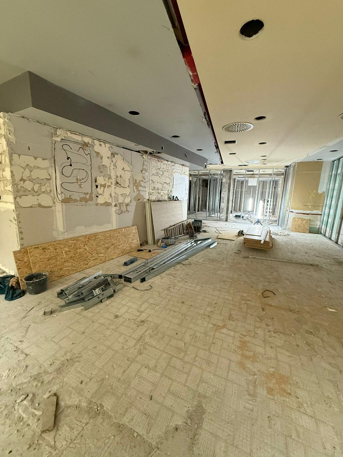 Gastraum während der Entkernung mit freigelegten Wänden und Baumaterial, Restaurant-Umbau in Augsburg