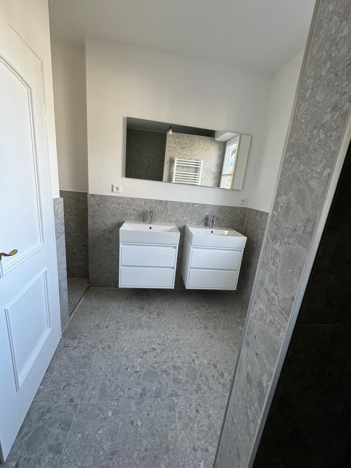 Bad mit zwei Waschtischen, Spiegel und Fliesen in Terrazzo-Optik, Wohnungssanierung Augsburg