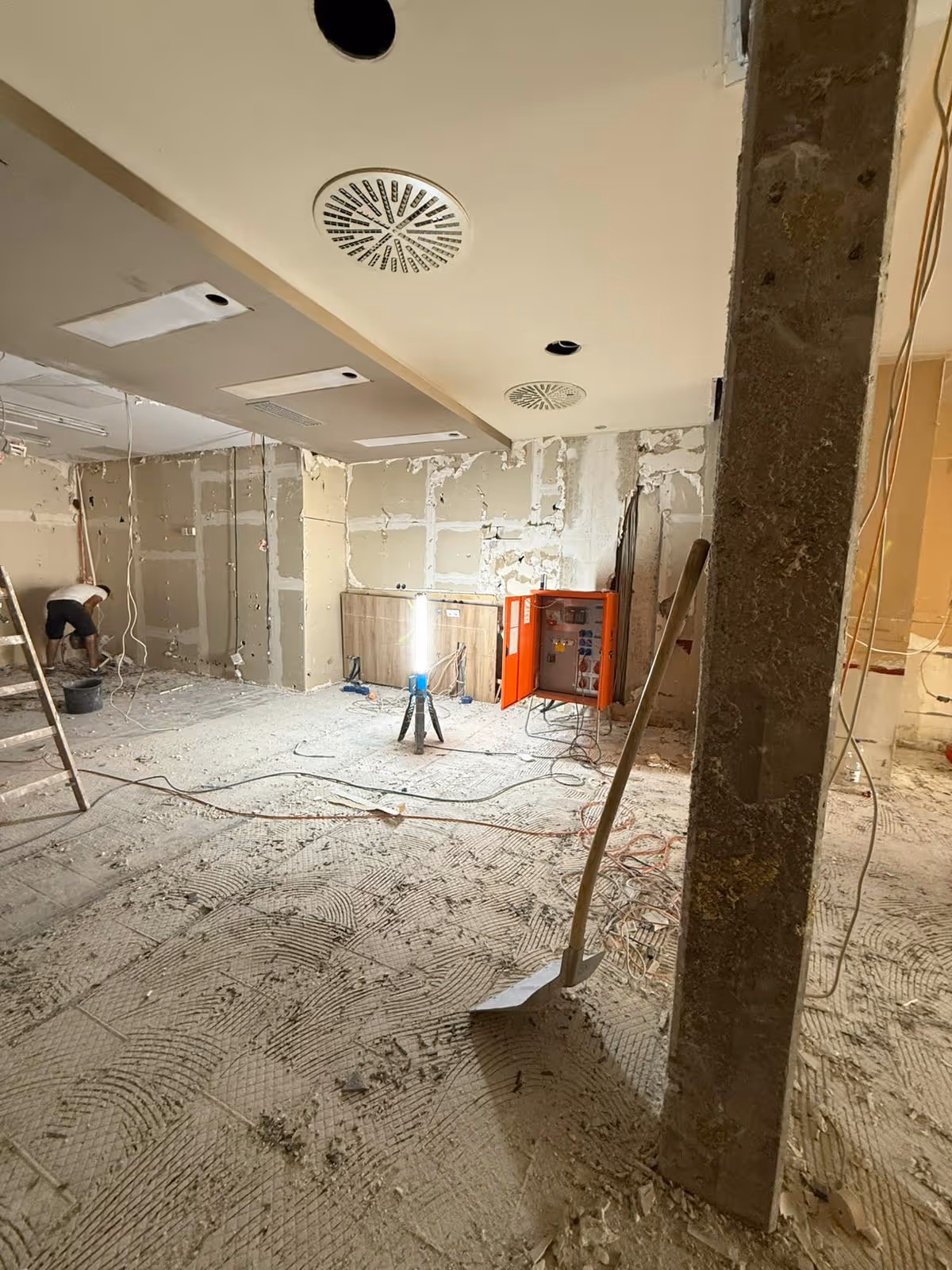 Entkernte Gewerbefläche mit freigelegter Stütze während eines Umbaus von RM-Bauwerk in Augsburg