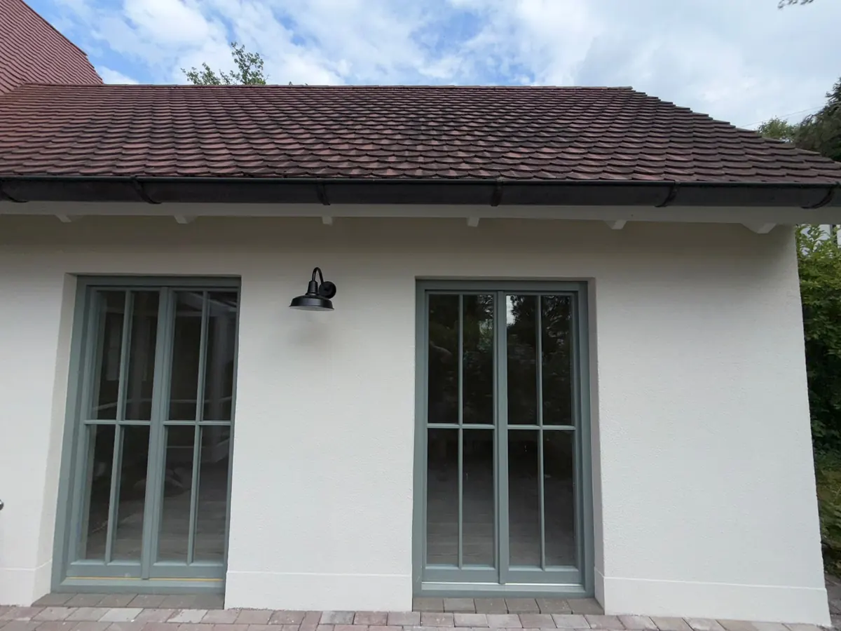 Gartenseite des Hauses am Pilsensee mit neuen Fenstertüren
