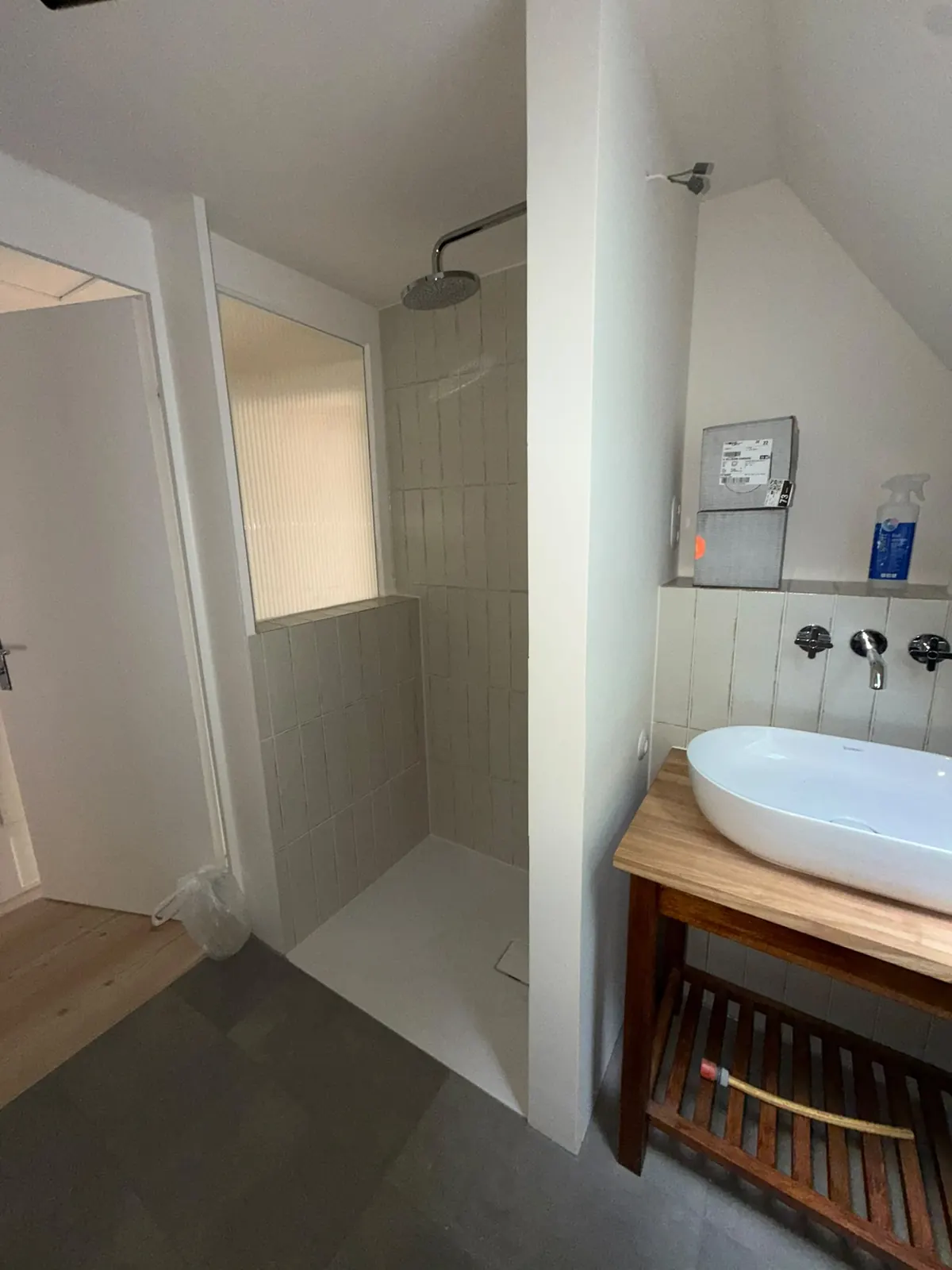 Neues Bad im Obergeschoss mit Dusche und Waschtisch auf Holzgestell