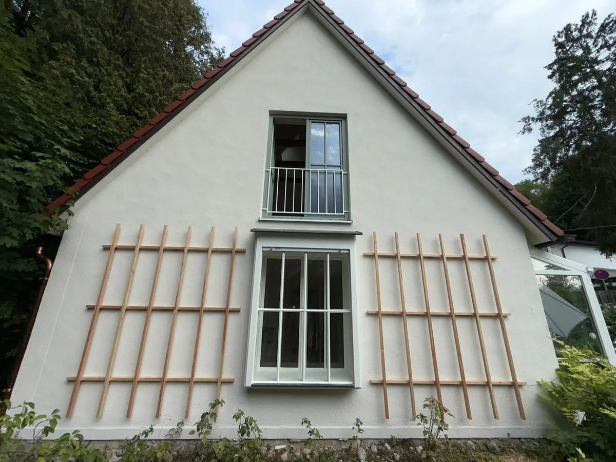 Giebelseite des Hauses am Pilsensee mit neuen Sprossenfenstern