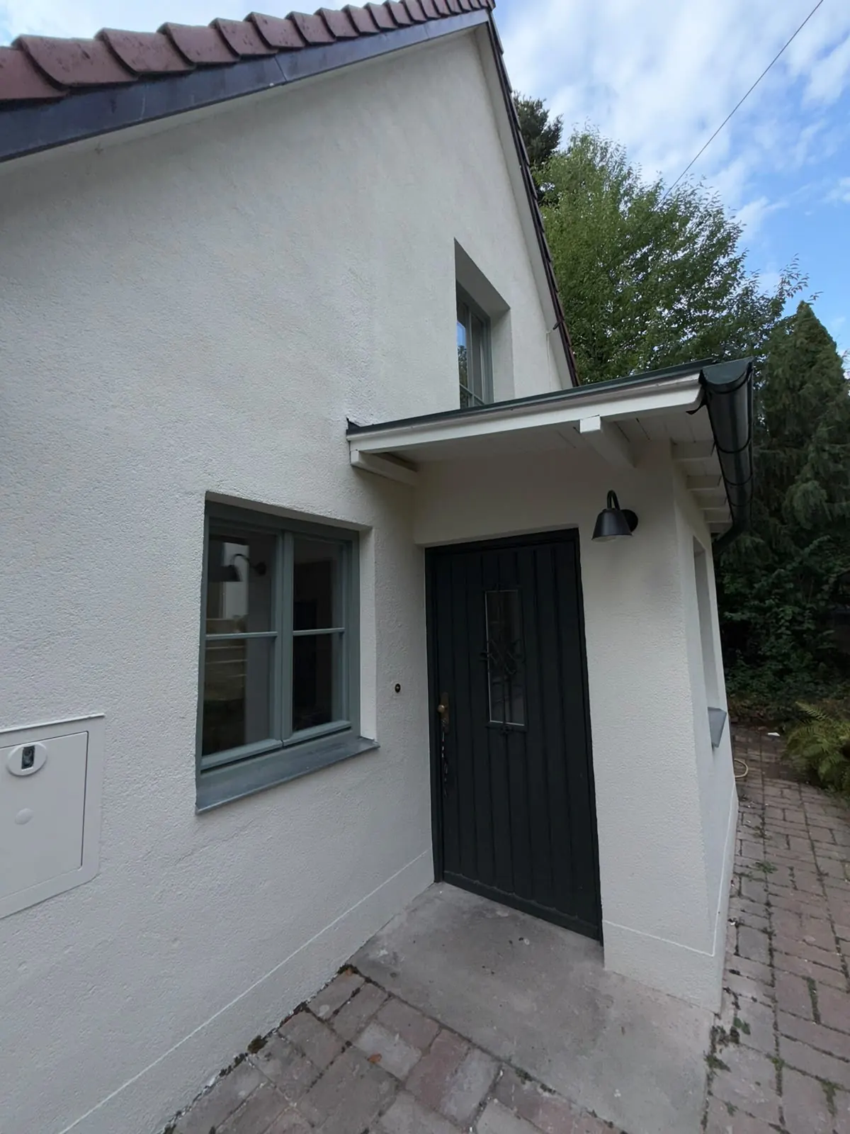 Eingang des sanierten Hauses am Pilsensee mit neuer Haustür