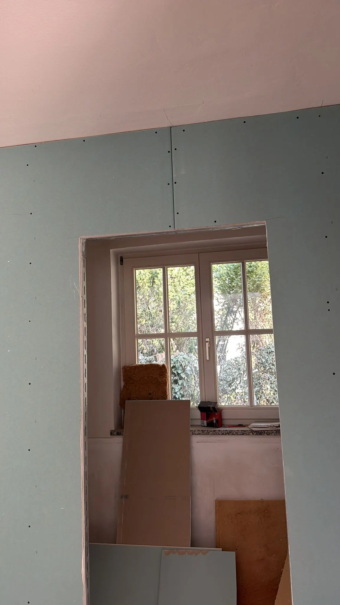 Künftiges Gäste-WC am Pilsensee während der Sanierung: neue Trockenbauwände mit Blick aufs Fenster
