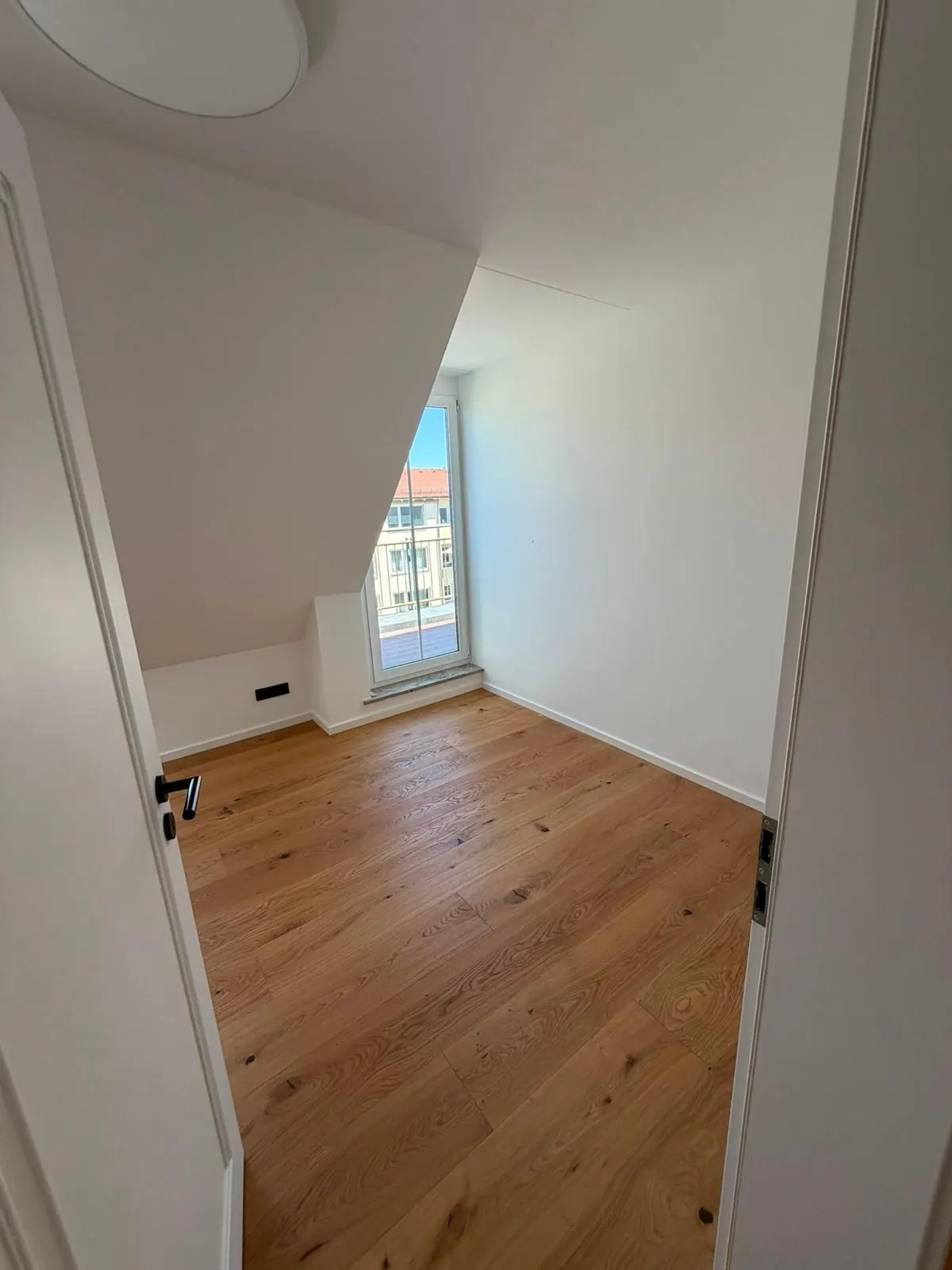 Zimmer unter der Dachschräge mit Eichenparkett
