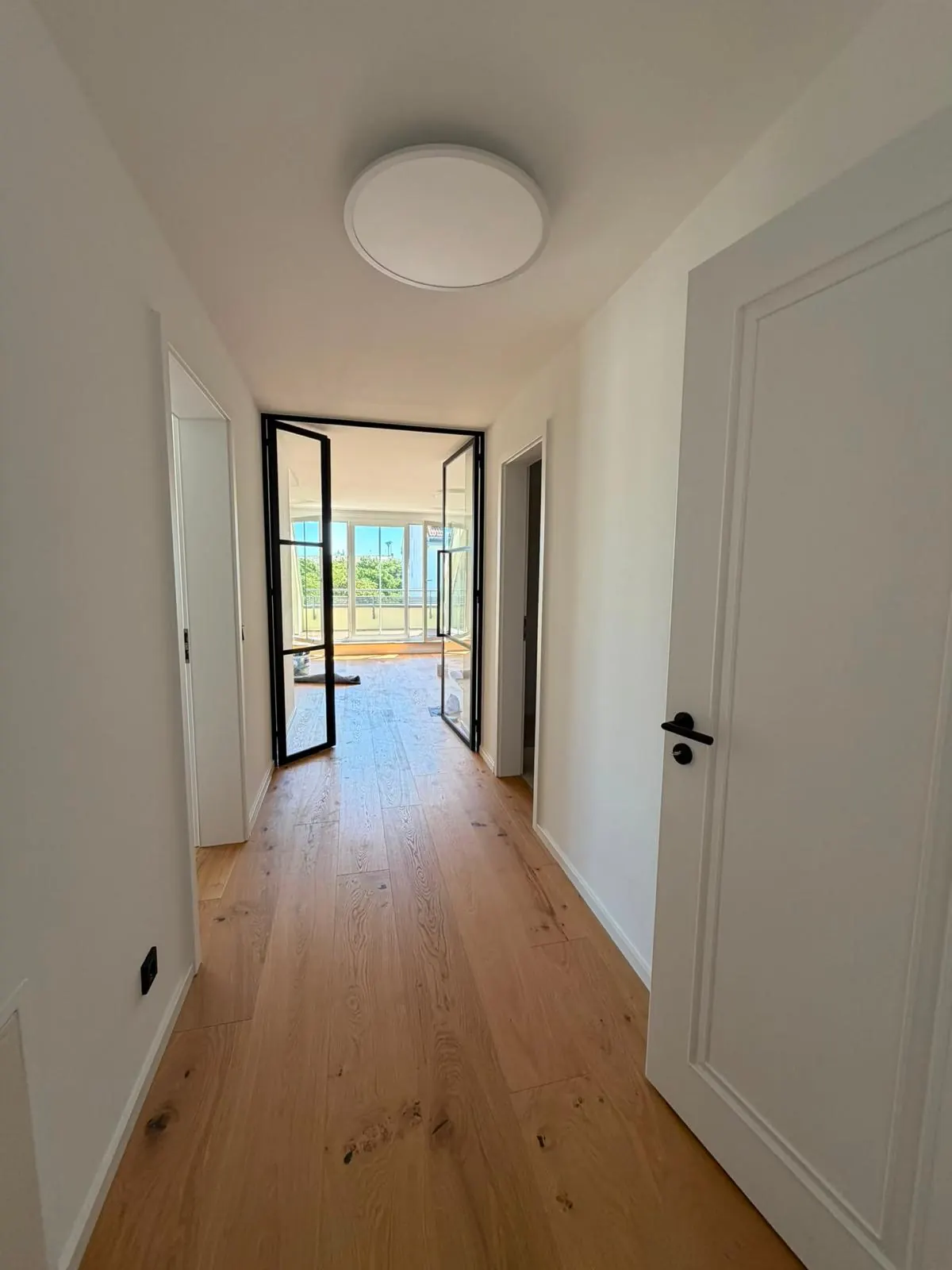 Flur mit Eichenparkett und Blick auf die neue Lofttür in München-Sendling