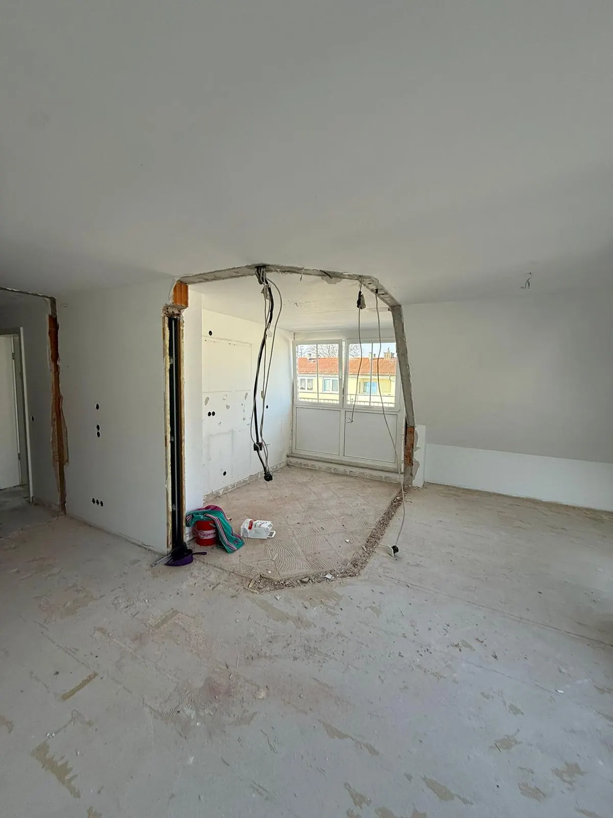 Wohnung in München-Sendling während der Sanierung: Wand zur Küche mit angezeichnetem Durchbruch