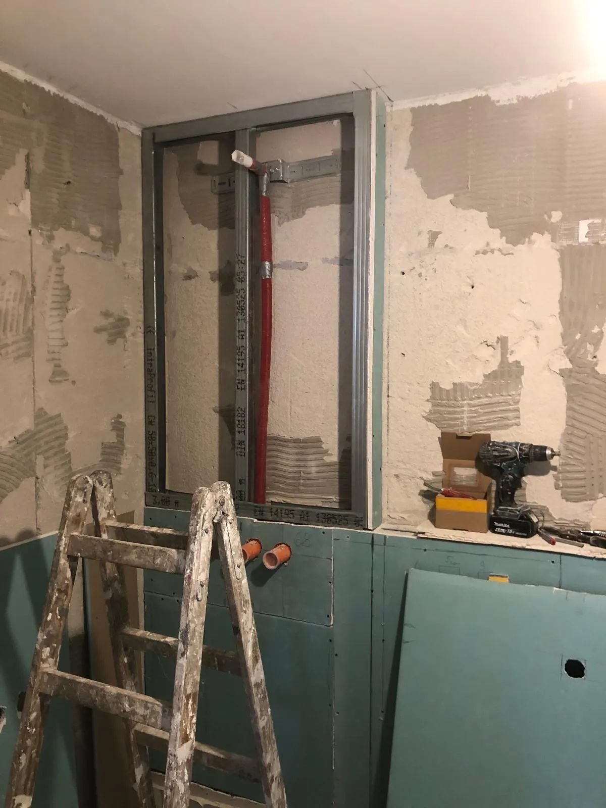 Badezimmer der Wohnung in München-Sendling während der Sanierung mit Vorwandinstallation
