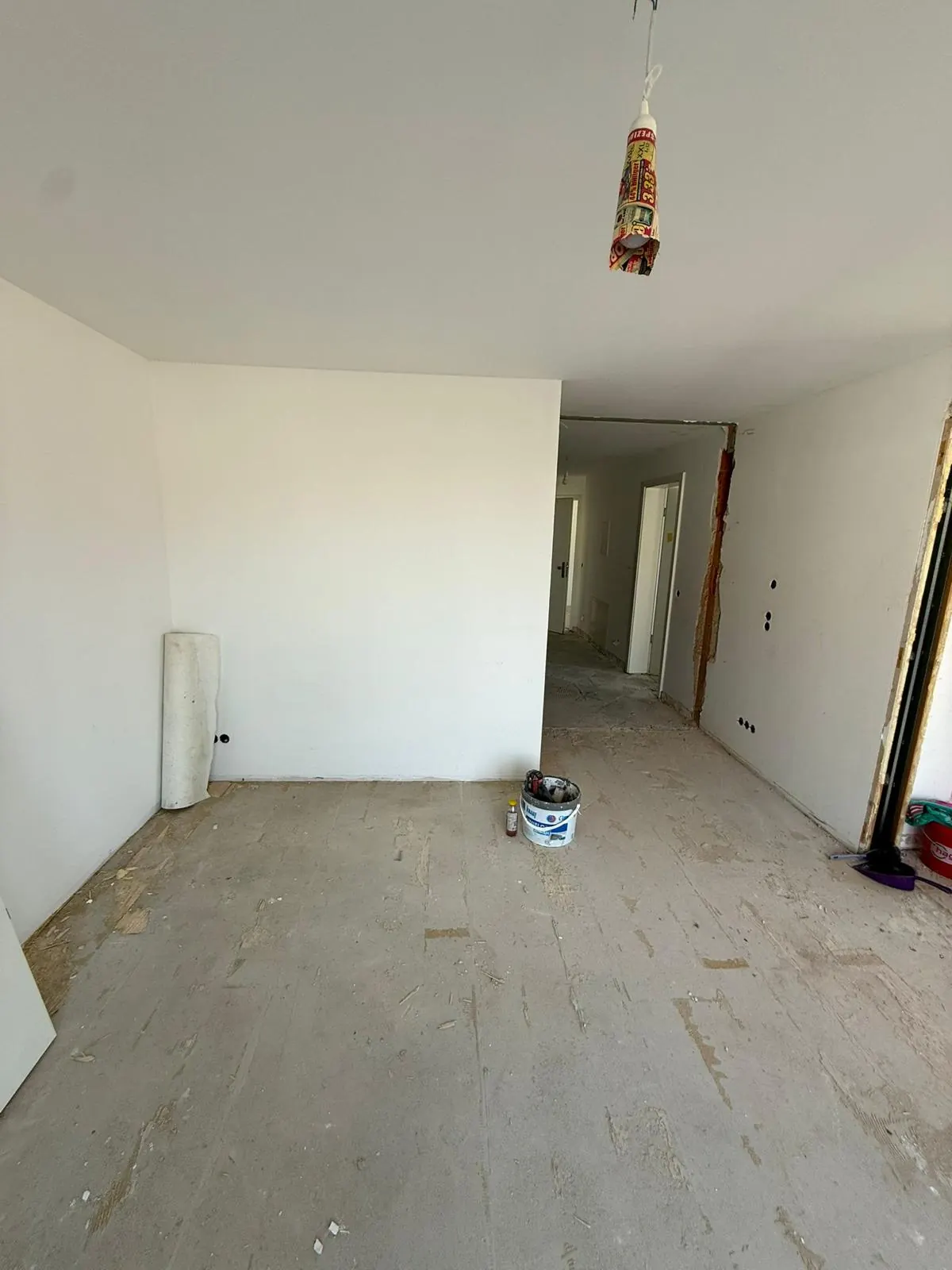 Wohnraum in München-Sendling während der Sanierung mit Blick auf den alten Durchgang zum Flur