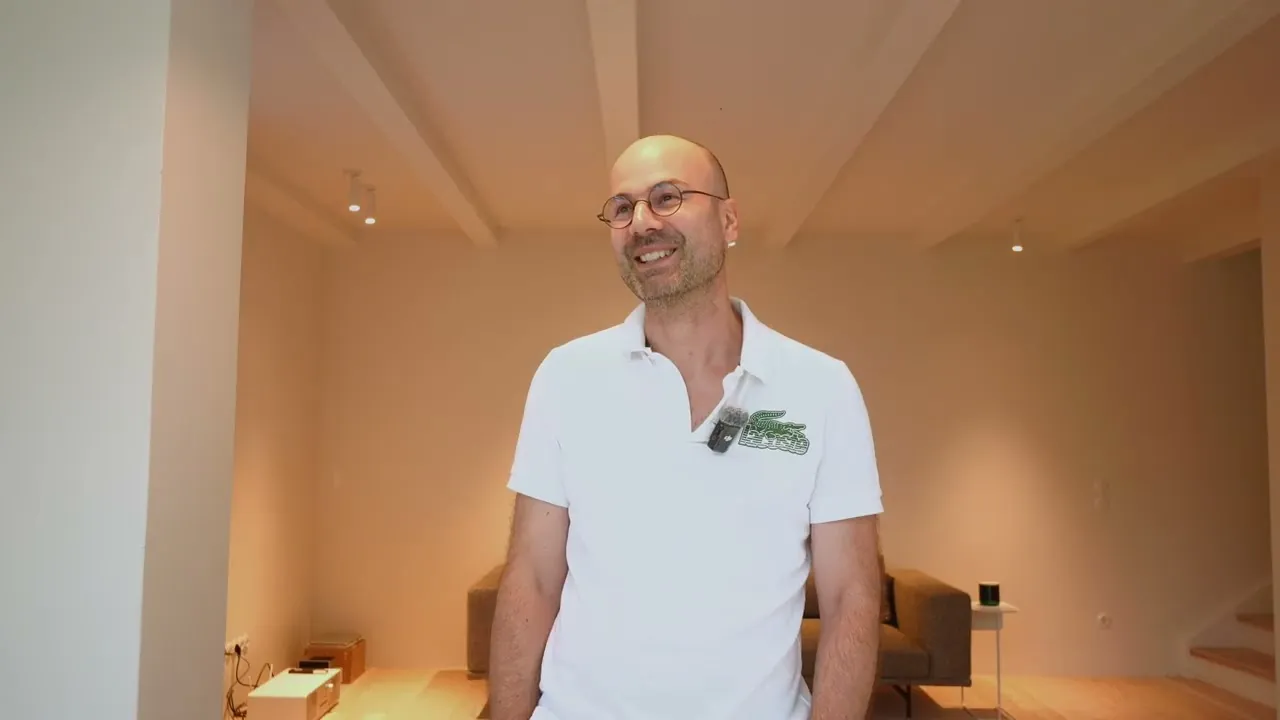 Bauherr Richard Bessler im Interview vor seinem sanierten Haus am Pilsensee
