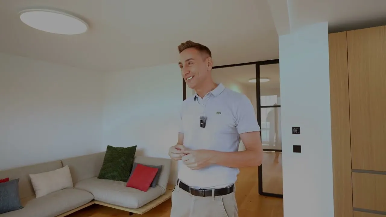 Eigentümer im Interview in seiner sanierten Wohnung in München-Sendling
